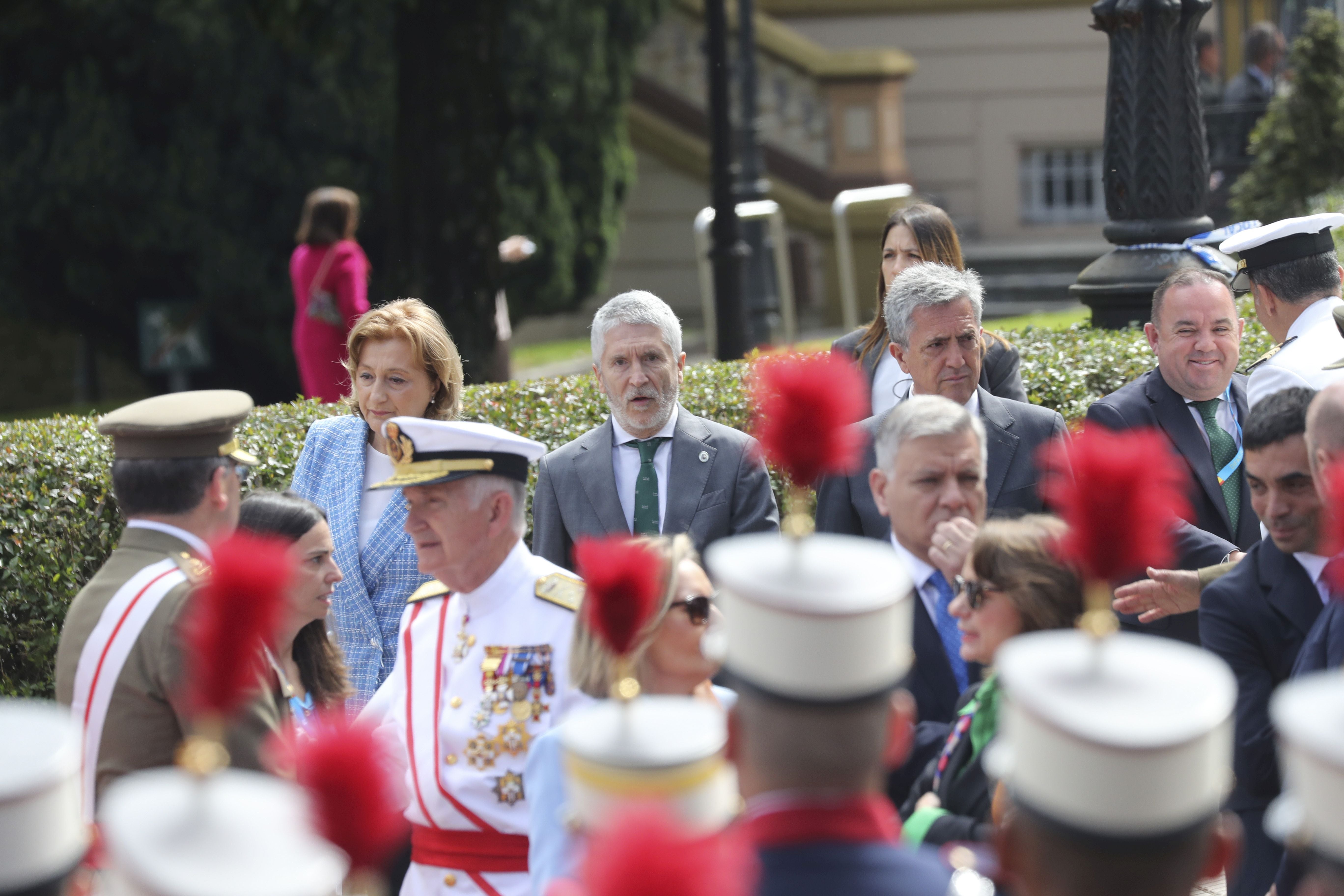 Magnífico desfile militar en un Oviedo hasta la bandera