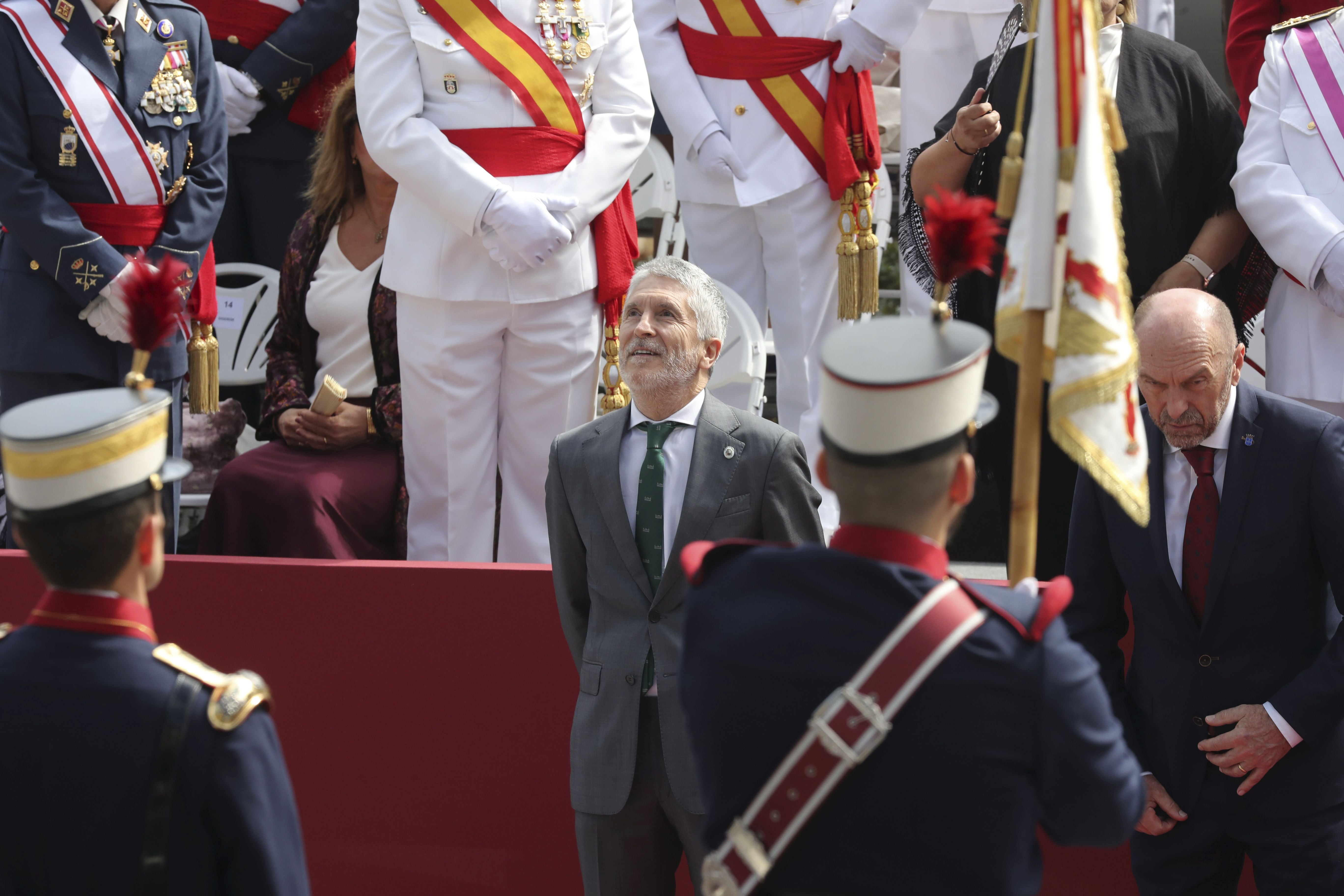 Magnífico desfile militar en un Oviedo hasta la bandera