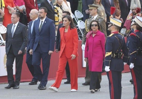 De izquierda a derecha: el alcalde de Oviedo, Alfredo Canteli, el presidente del Principado, Adrián Barbón, la Reina Letizia y la ministra de Defensa, Margarita Robles.