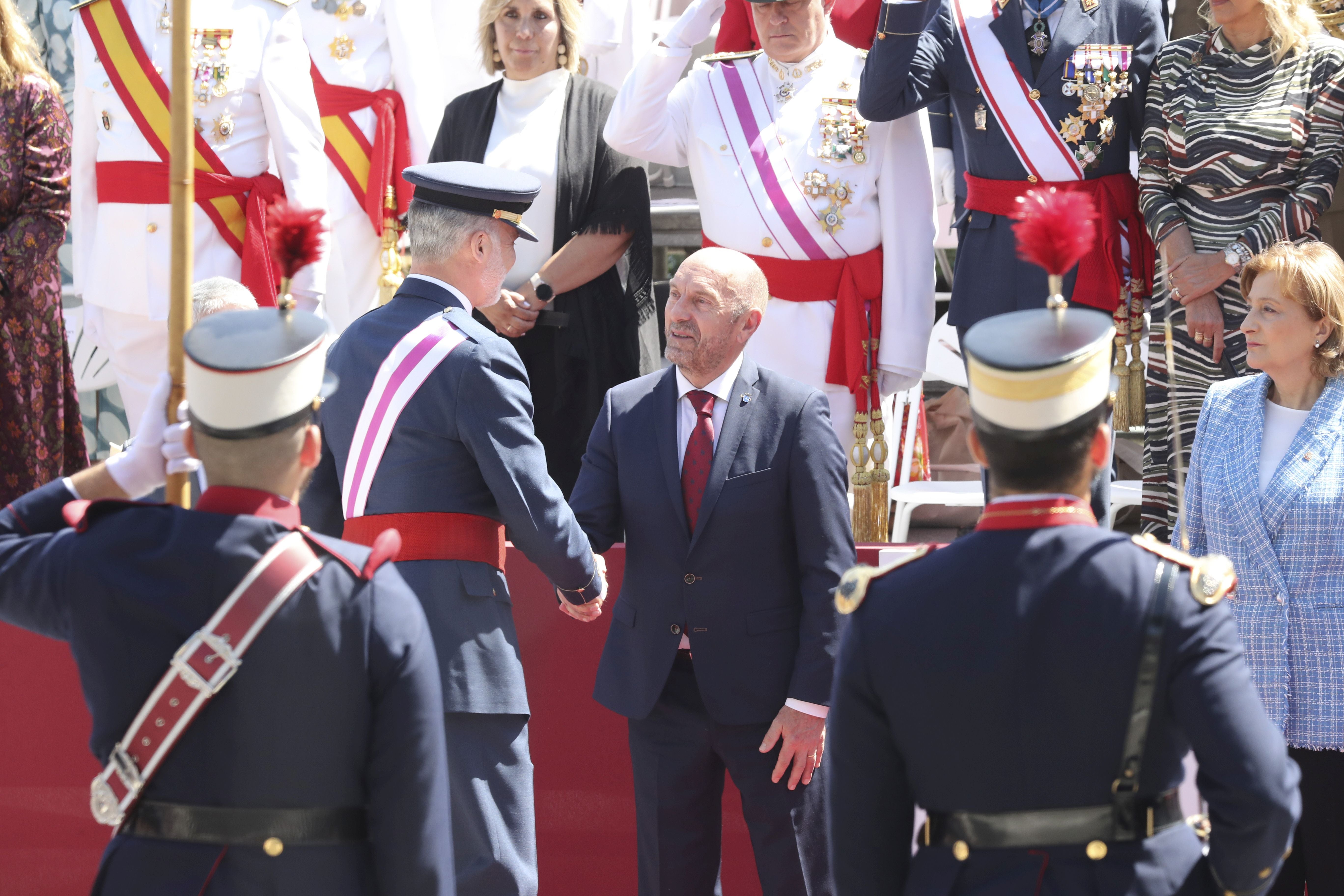 Magnífico desfile militar en un Oviedo hasta la bandera