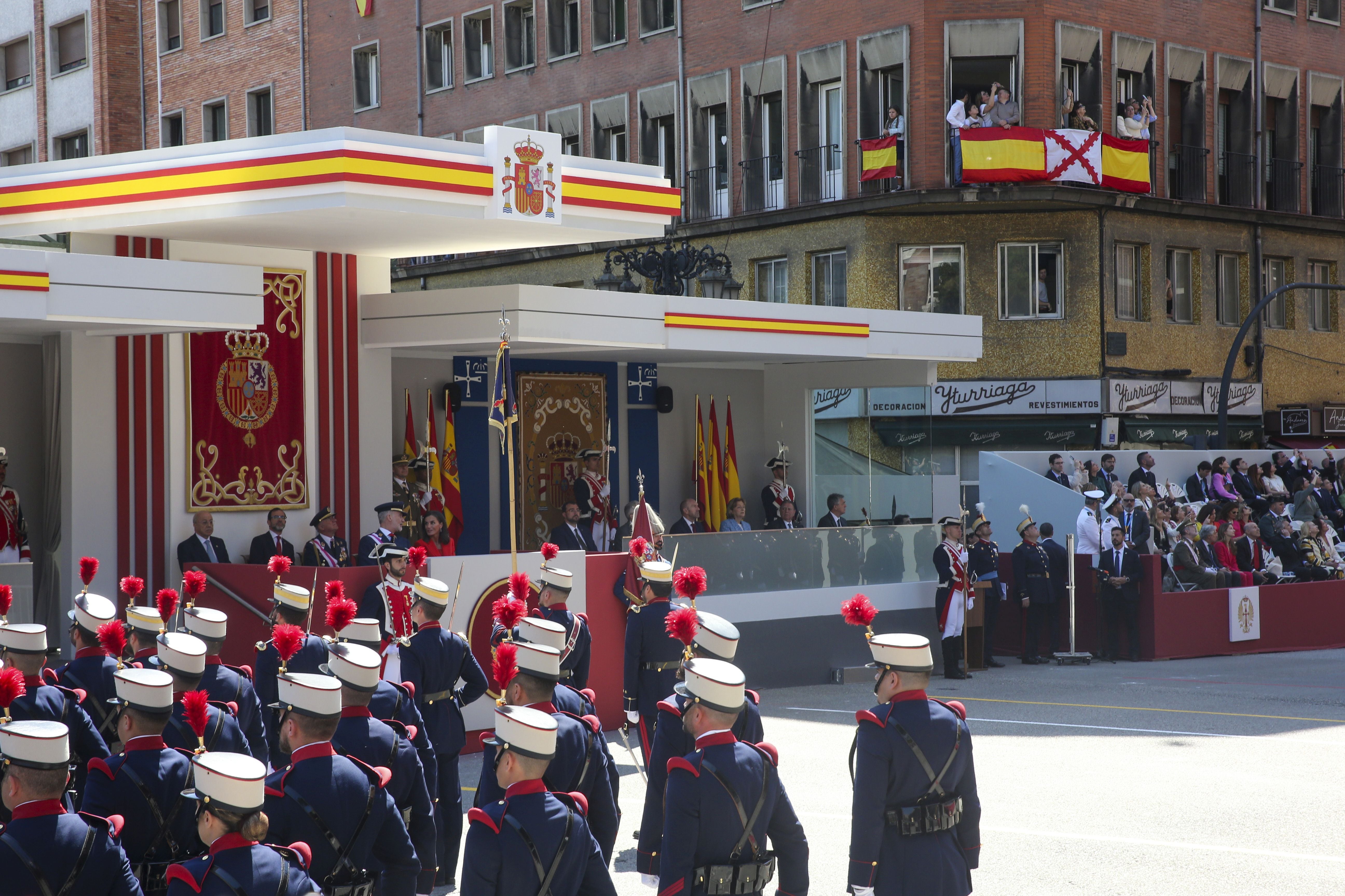 Magnífico desfile militar en un Oviedo hasta la bandera