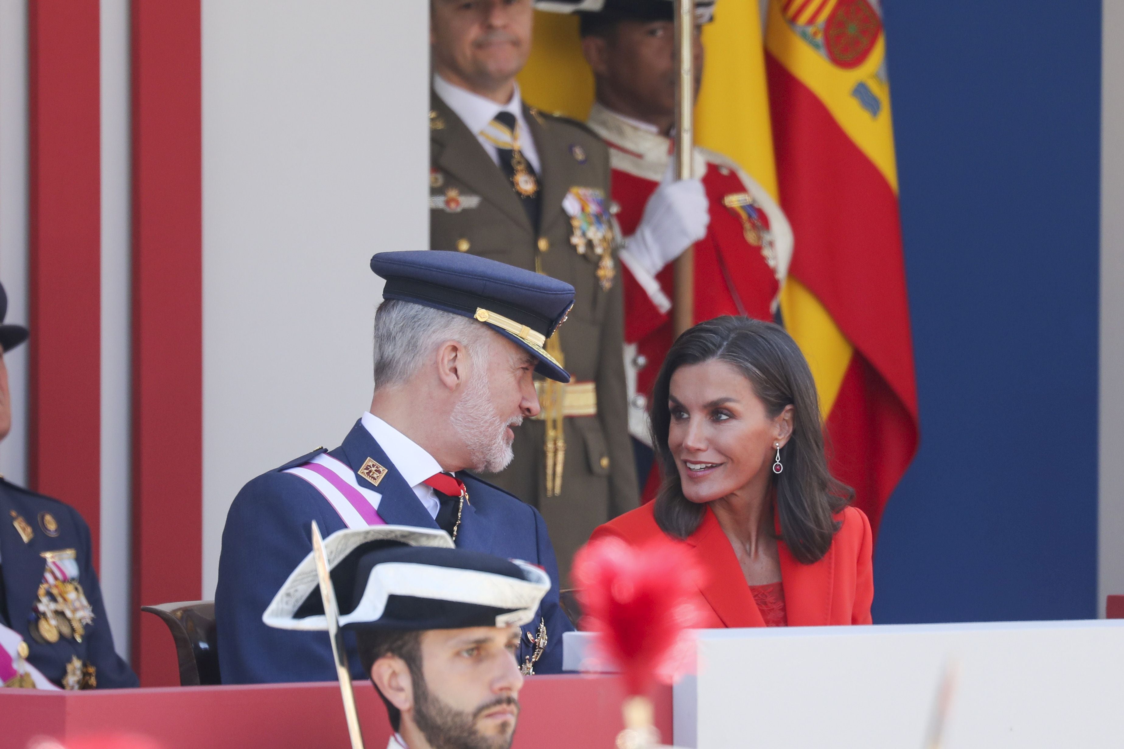 Magnífico desfile militar en un Oviedo hasta la bandera