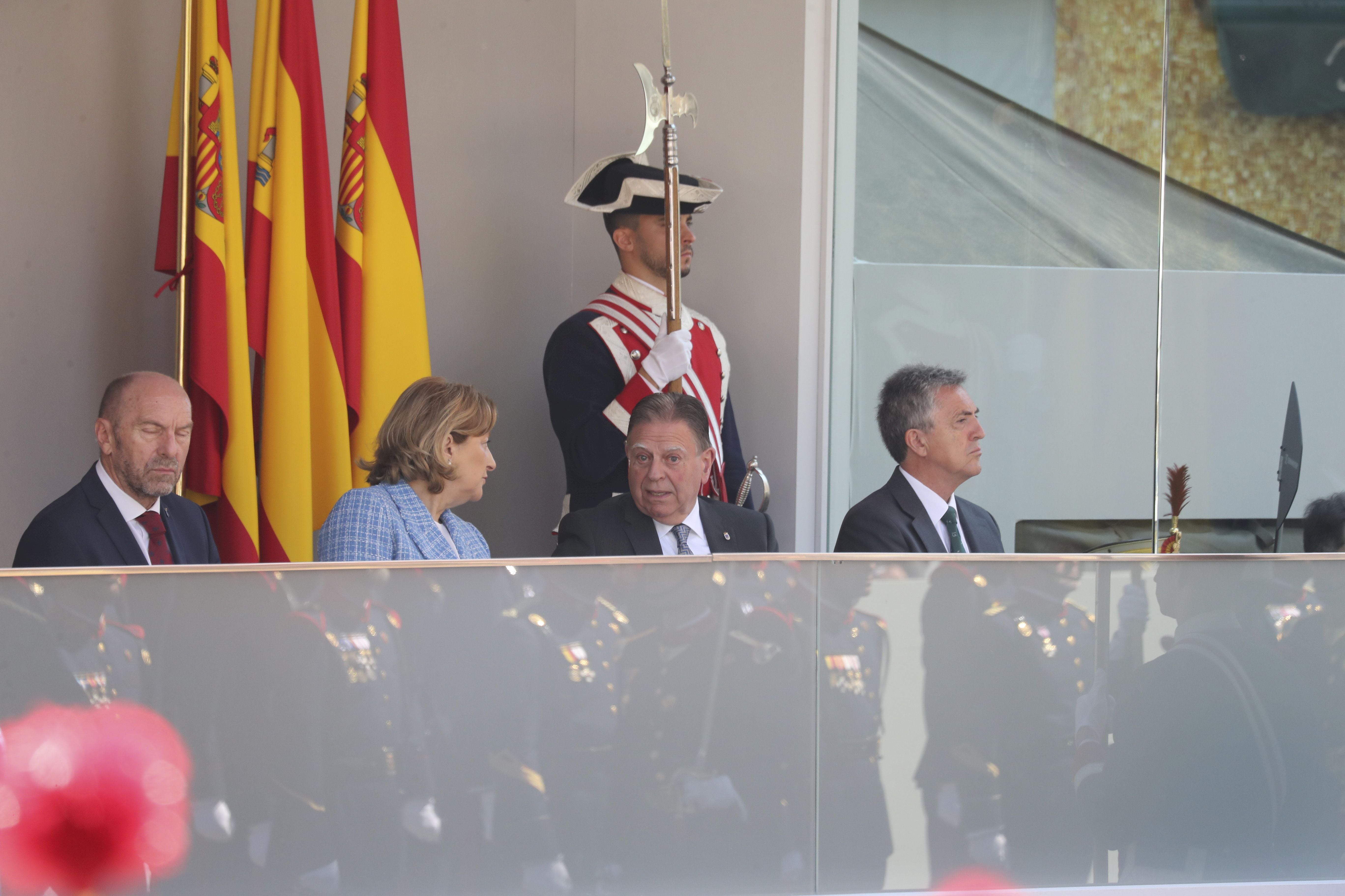 Magnífico desfile militar en un Oviedo hasta la bandera