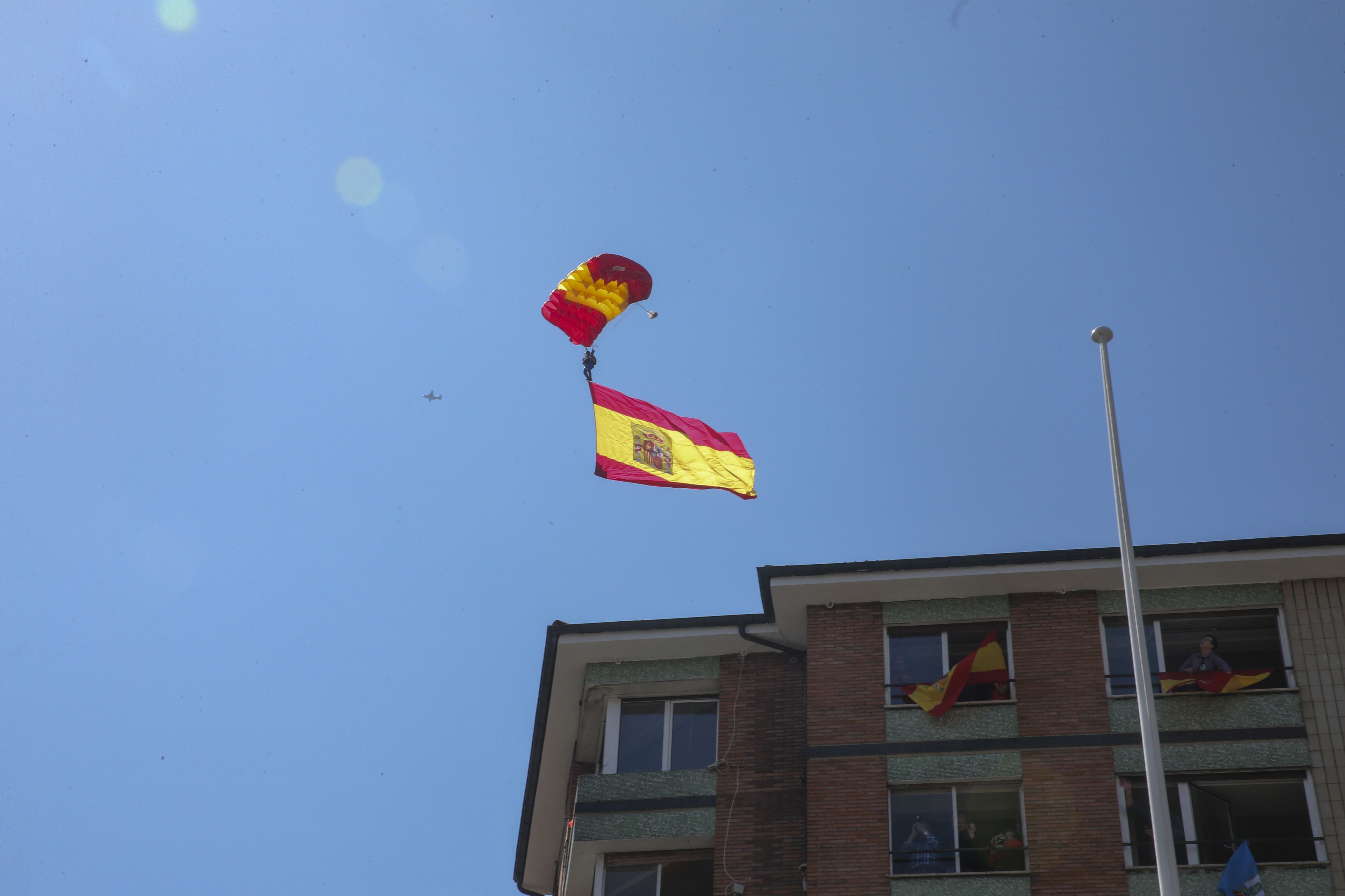 Magnífico desfile militar en un Oviedo hasta la bandera