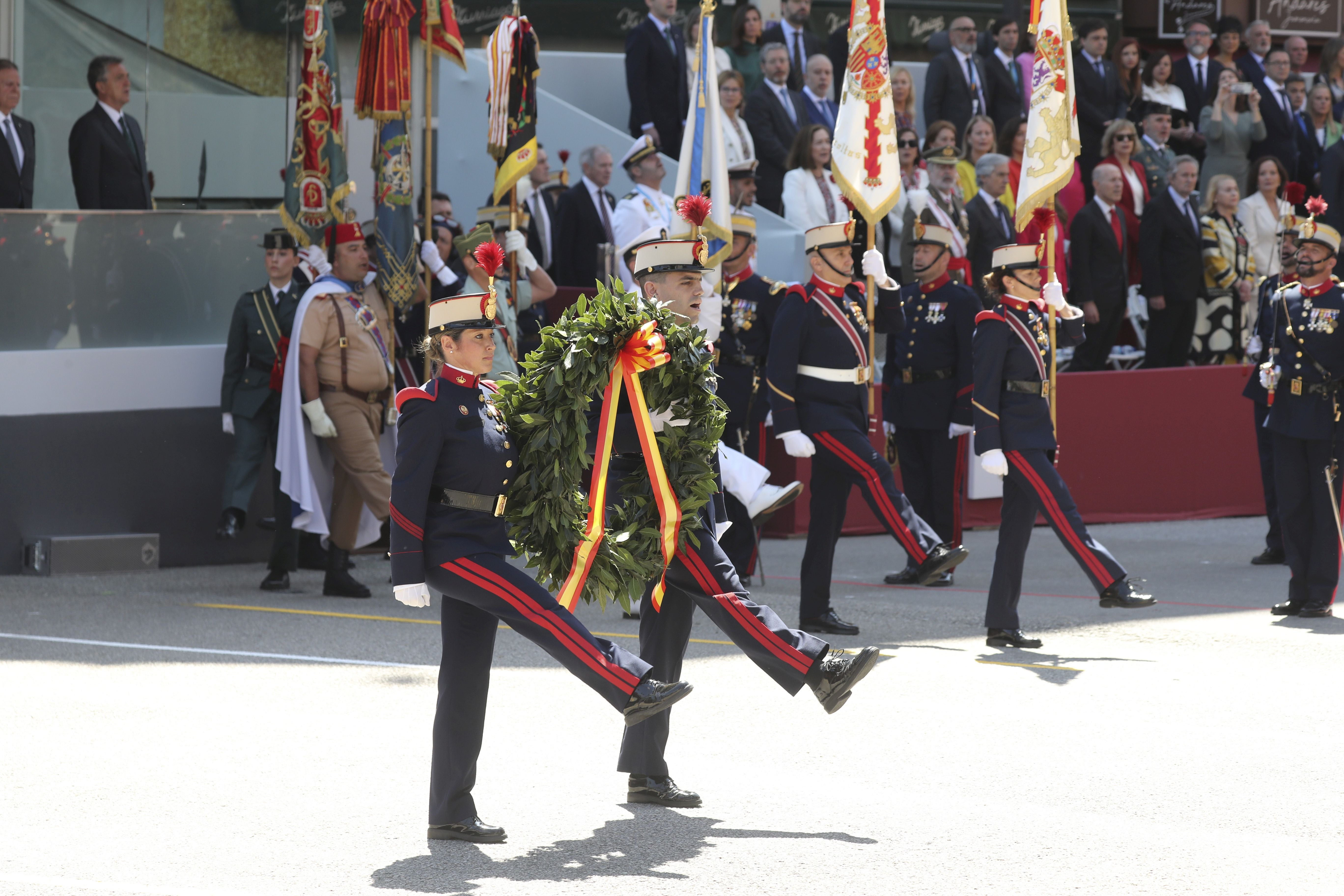 Magnífico desfile militar en un Oviedo hasta la bandera