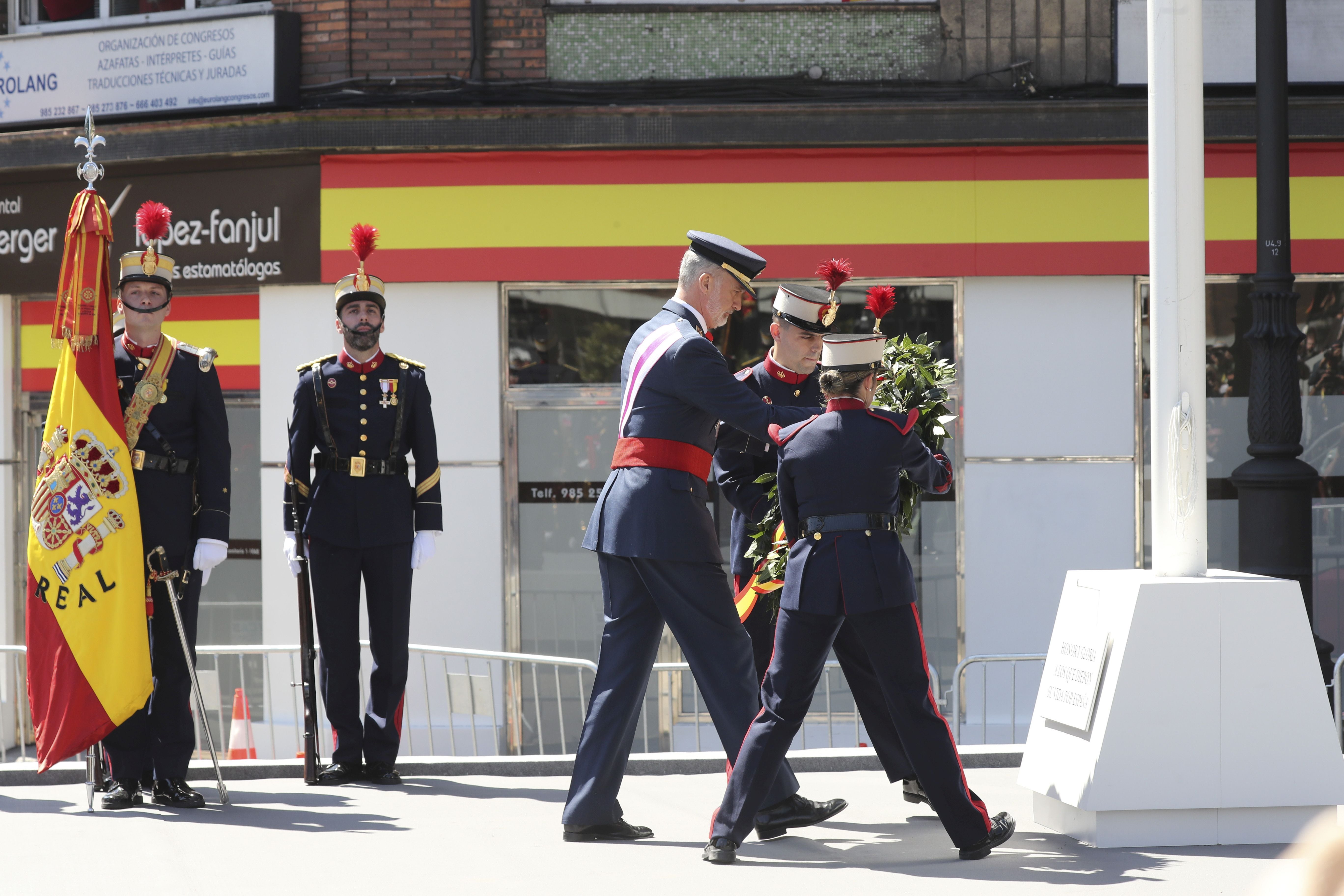 Magnífico desfile militar en un Oviedo hasta la bandera