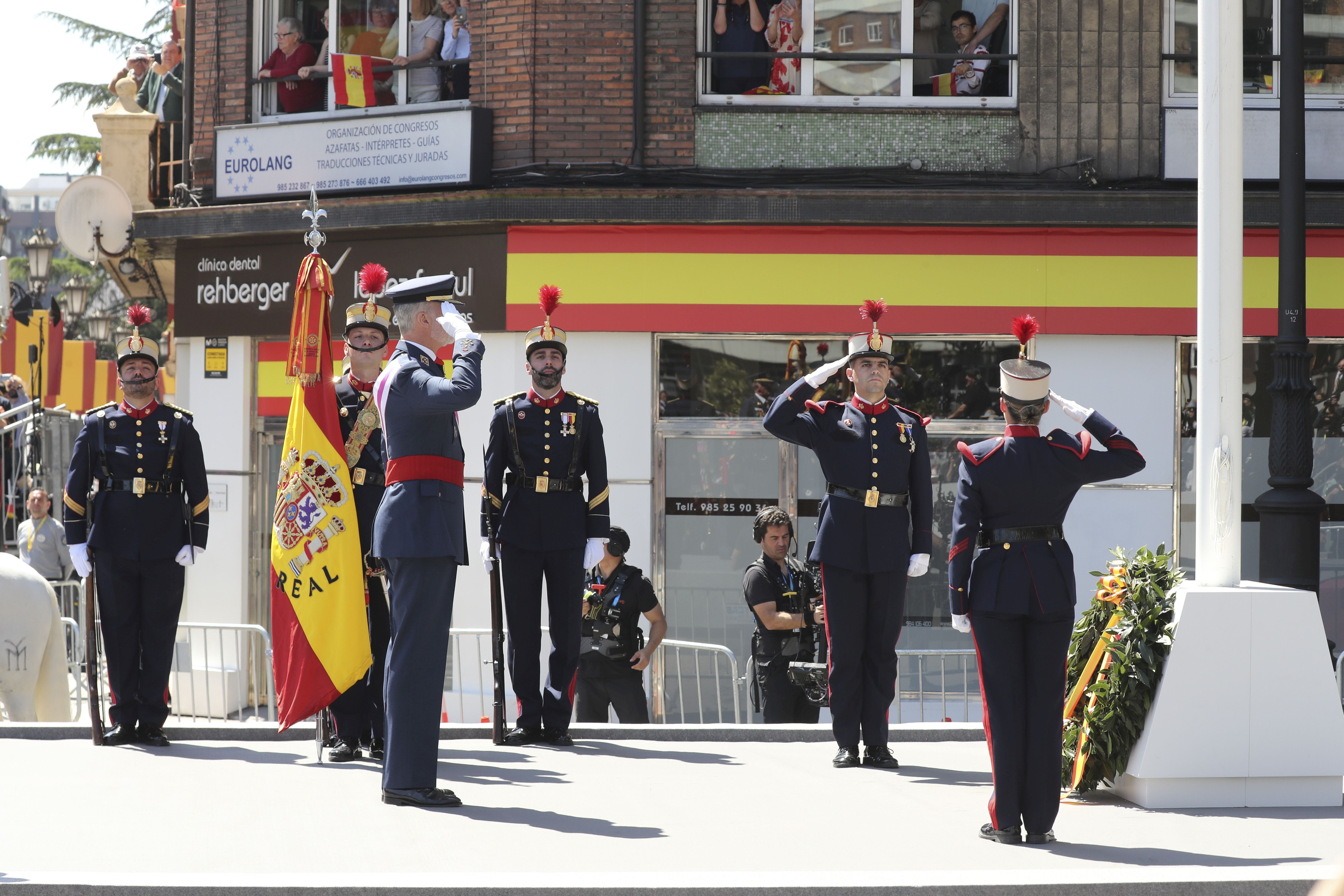 Magnífico desfile militar en un Oviedo hasta la bandera