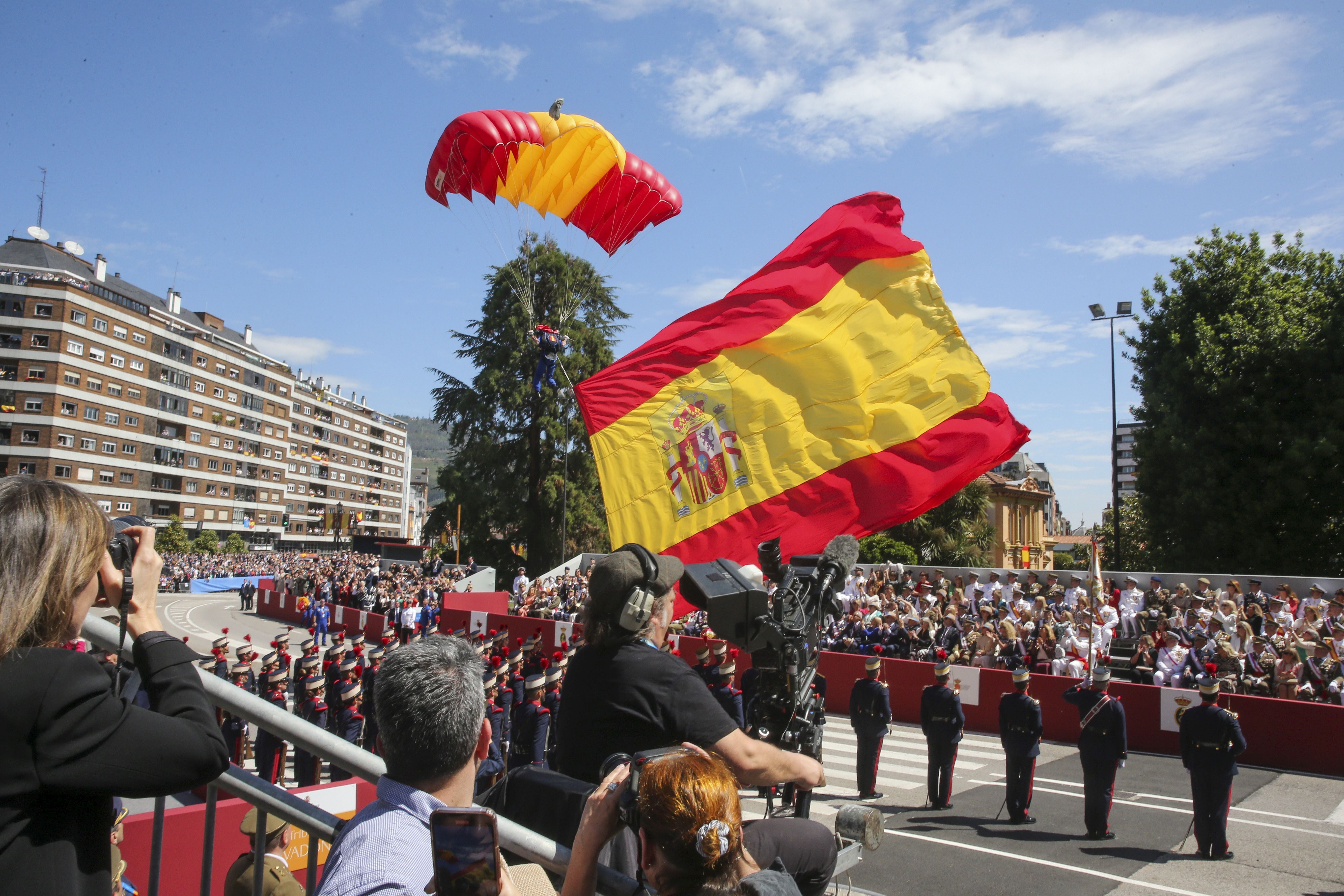 Magnífico desfile militar en un Oviedo hasta la bandera