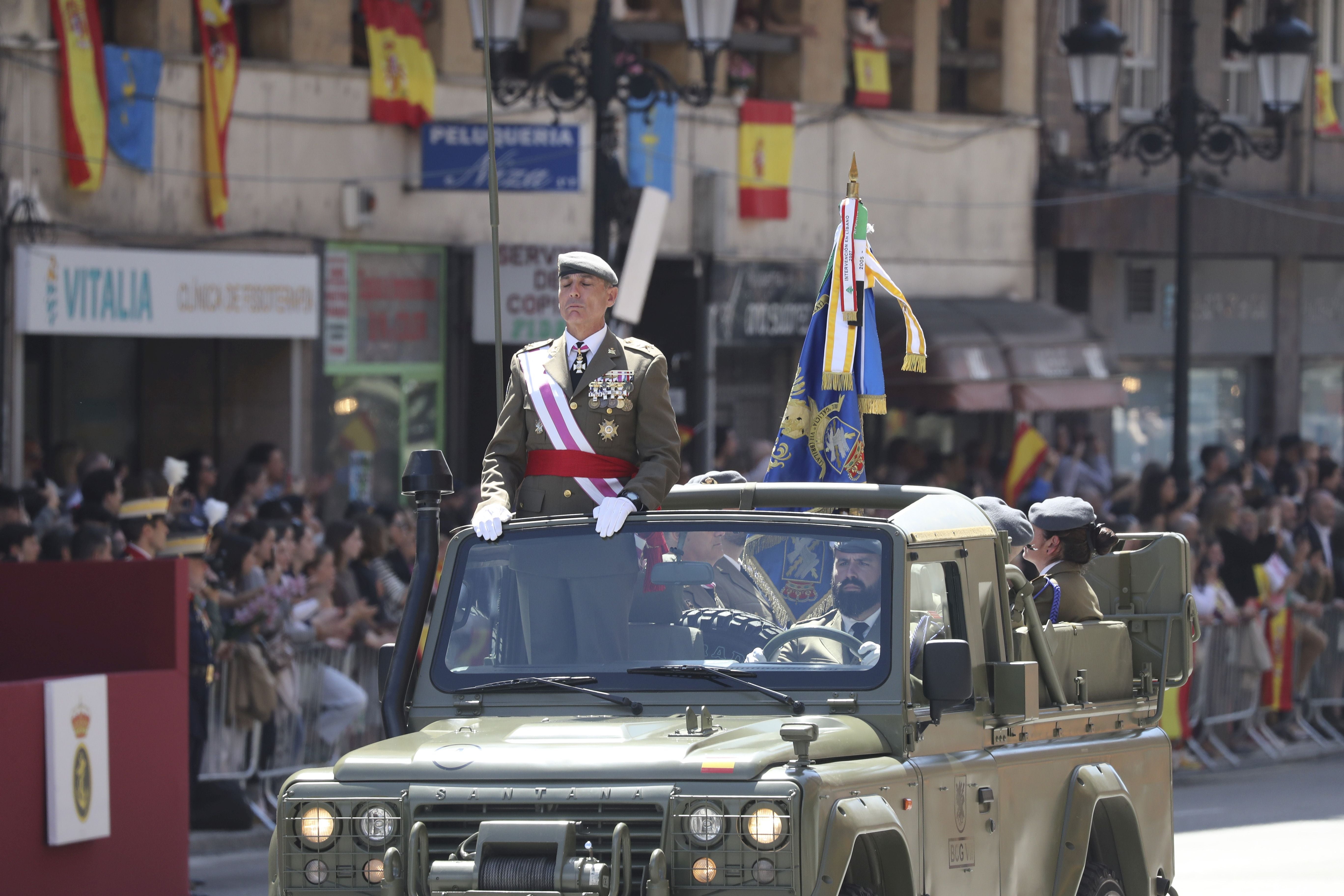 Magnífico desfile militar en un Oviedo hasta la bandera