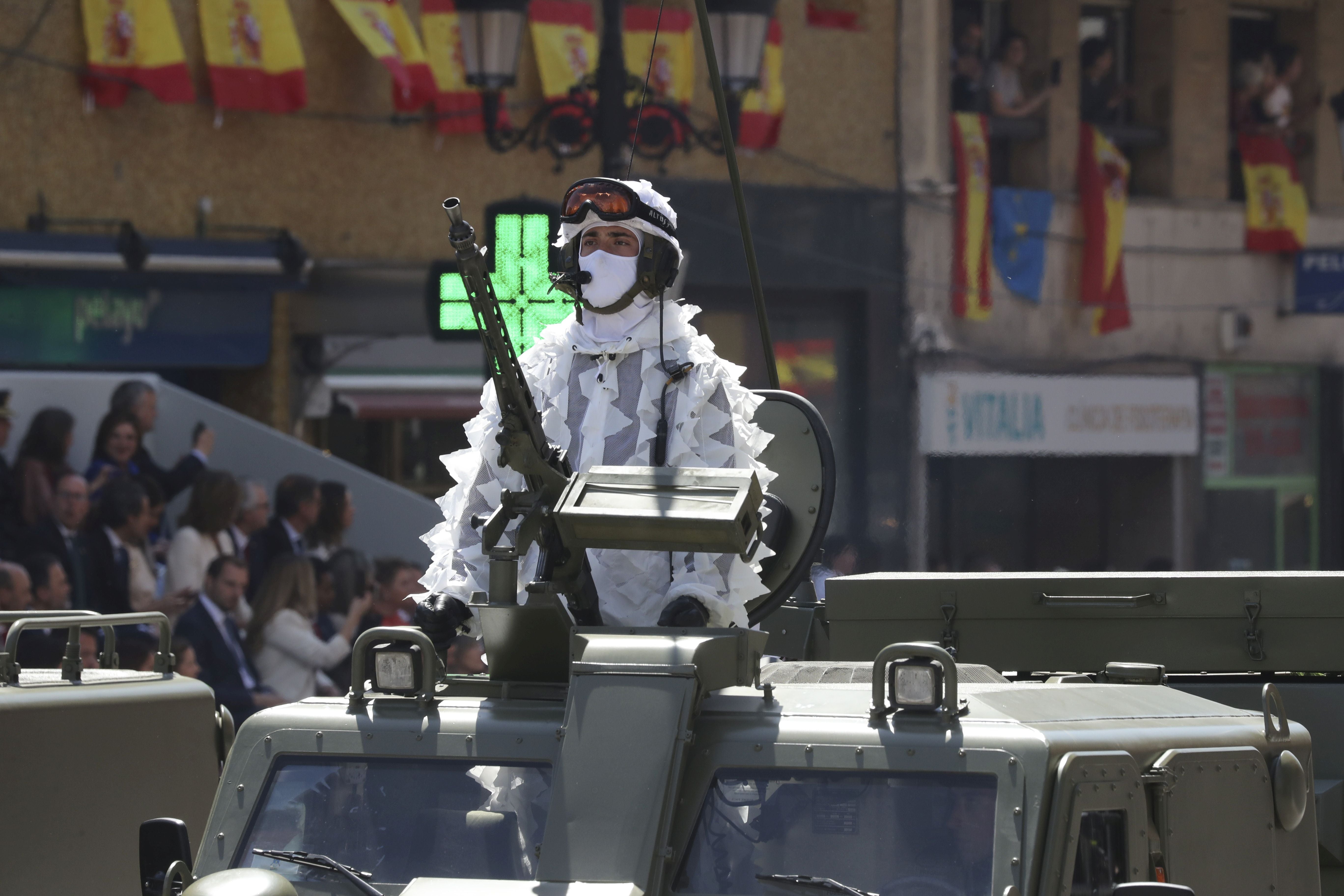 Magnífico desfile militar en un Oviedo hasta la bandera