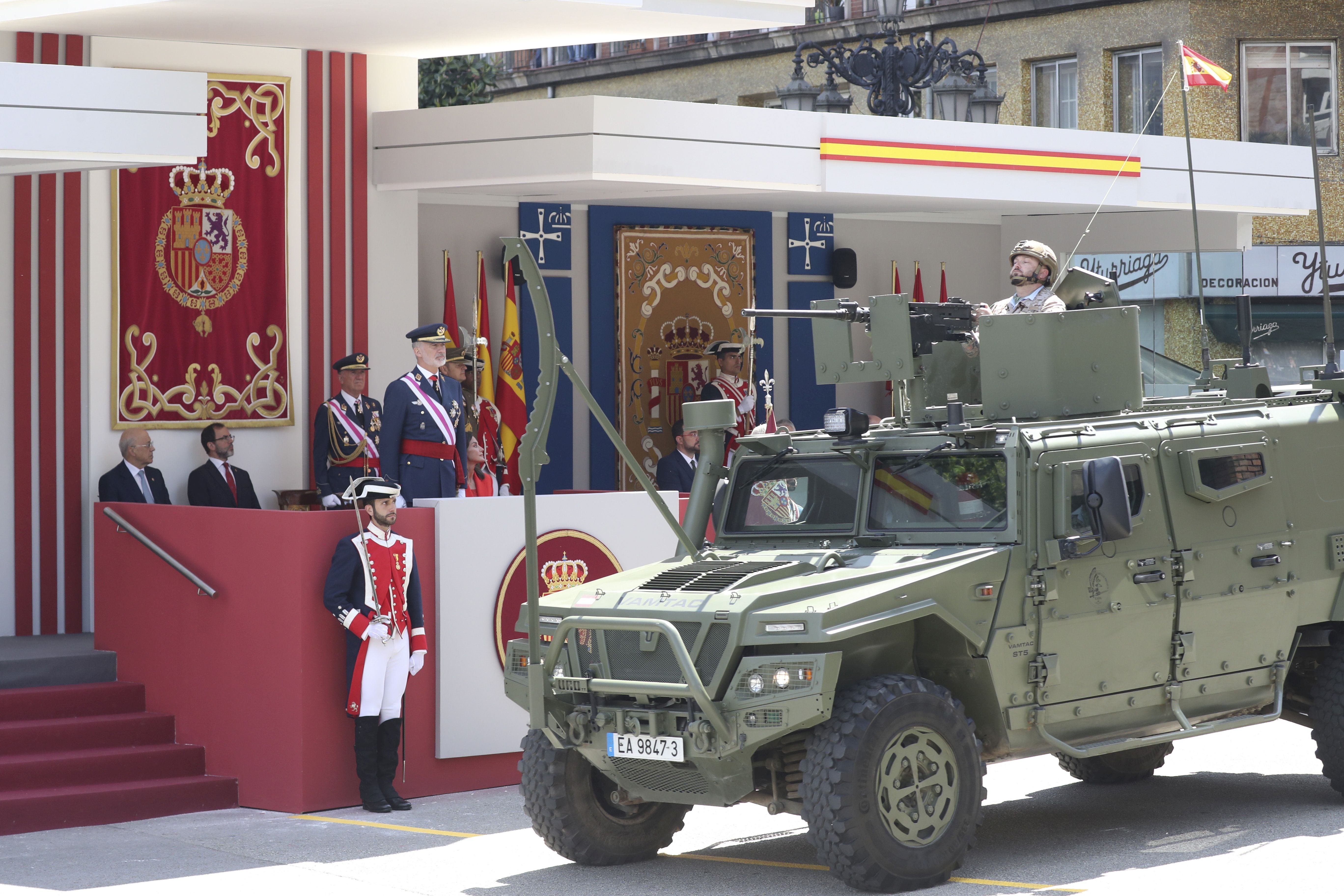 Magnífico desfile militar en un Oviedo hasta la bandera