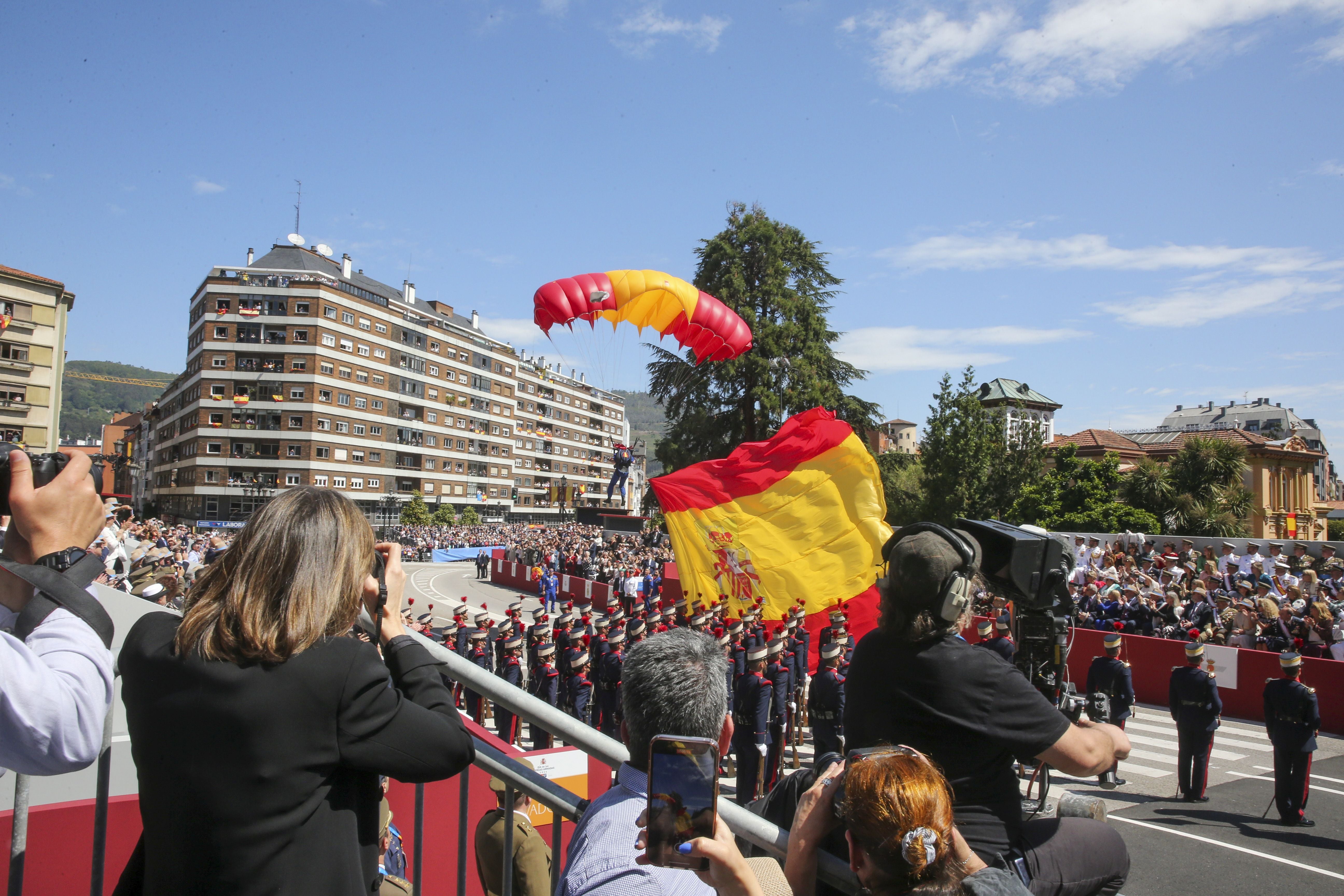 Magnífico desfile militar en un Oviedo hasta la bandera