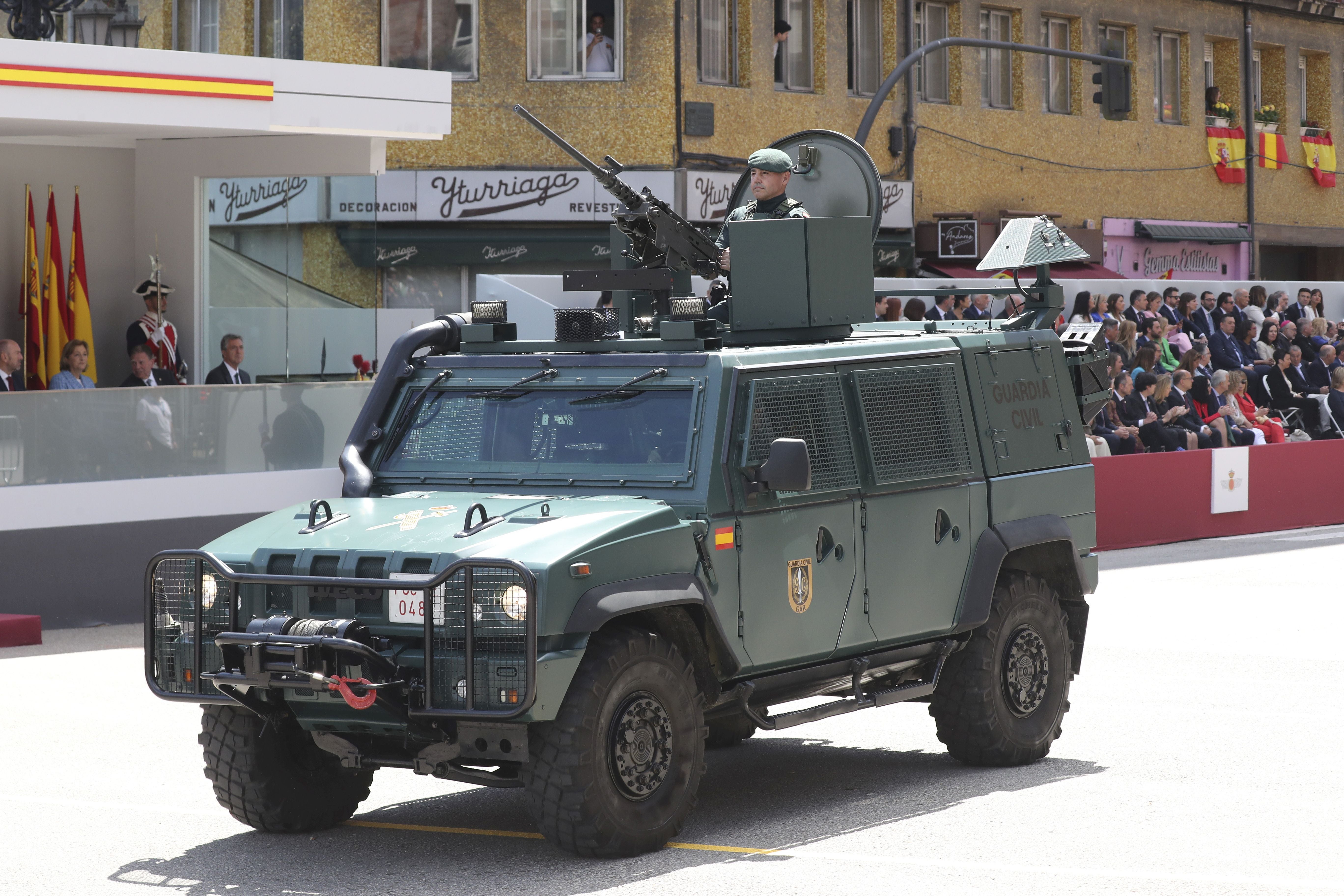 Magnífico desfile militar en un Oviedo hasta la bandera