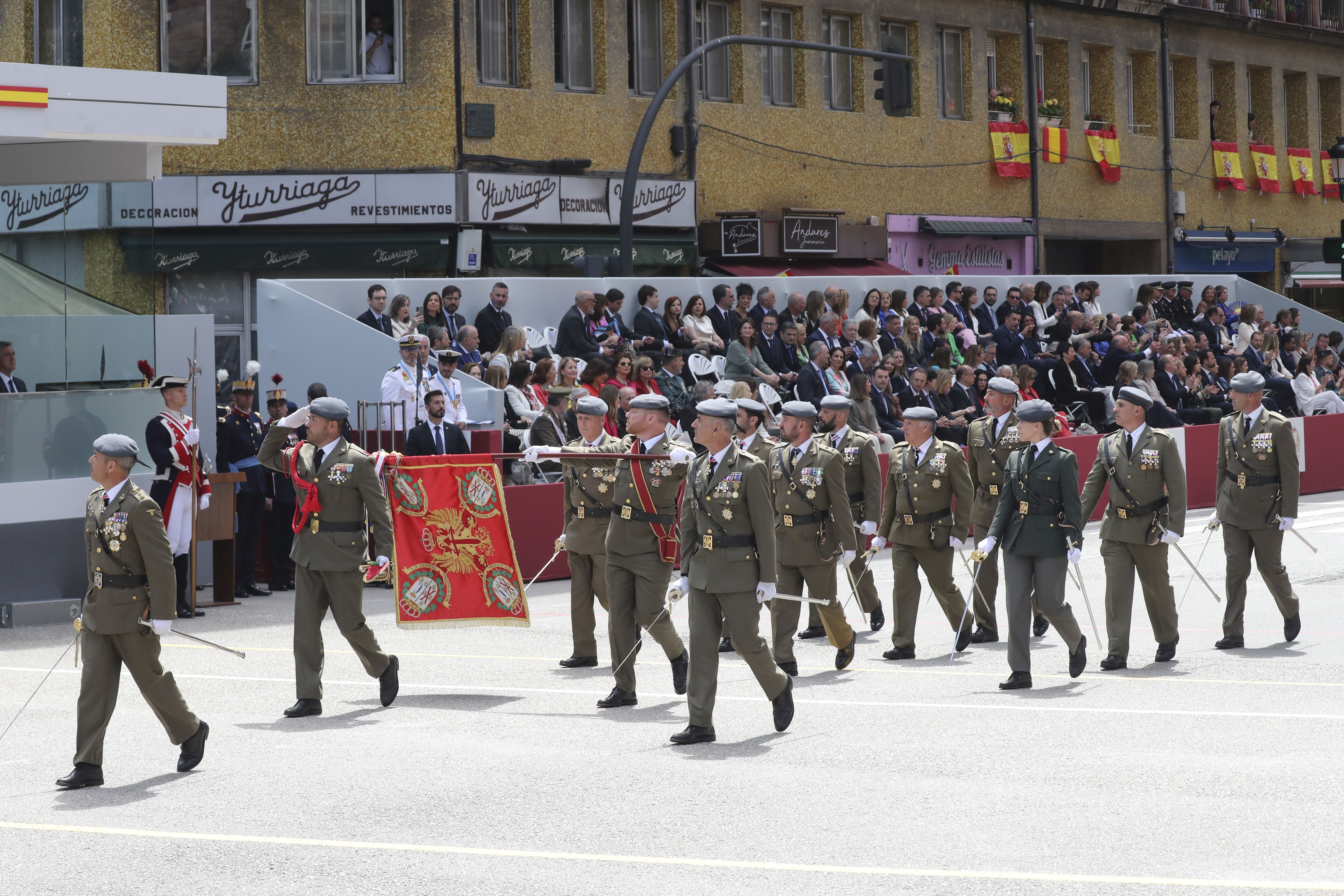 Magnífico desfile militar en un Oviedo hasta la bandera