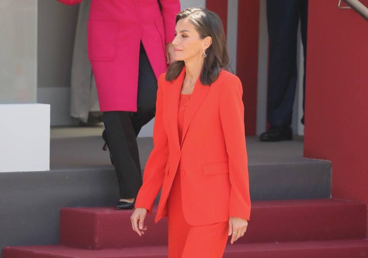 La Reina Letizia, con un traje de chaqueta rojo, en el desfile por el Día de las Fuerzas Armadas en Oviedo.