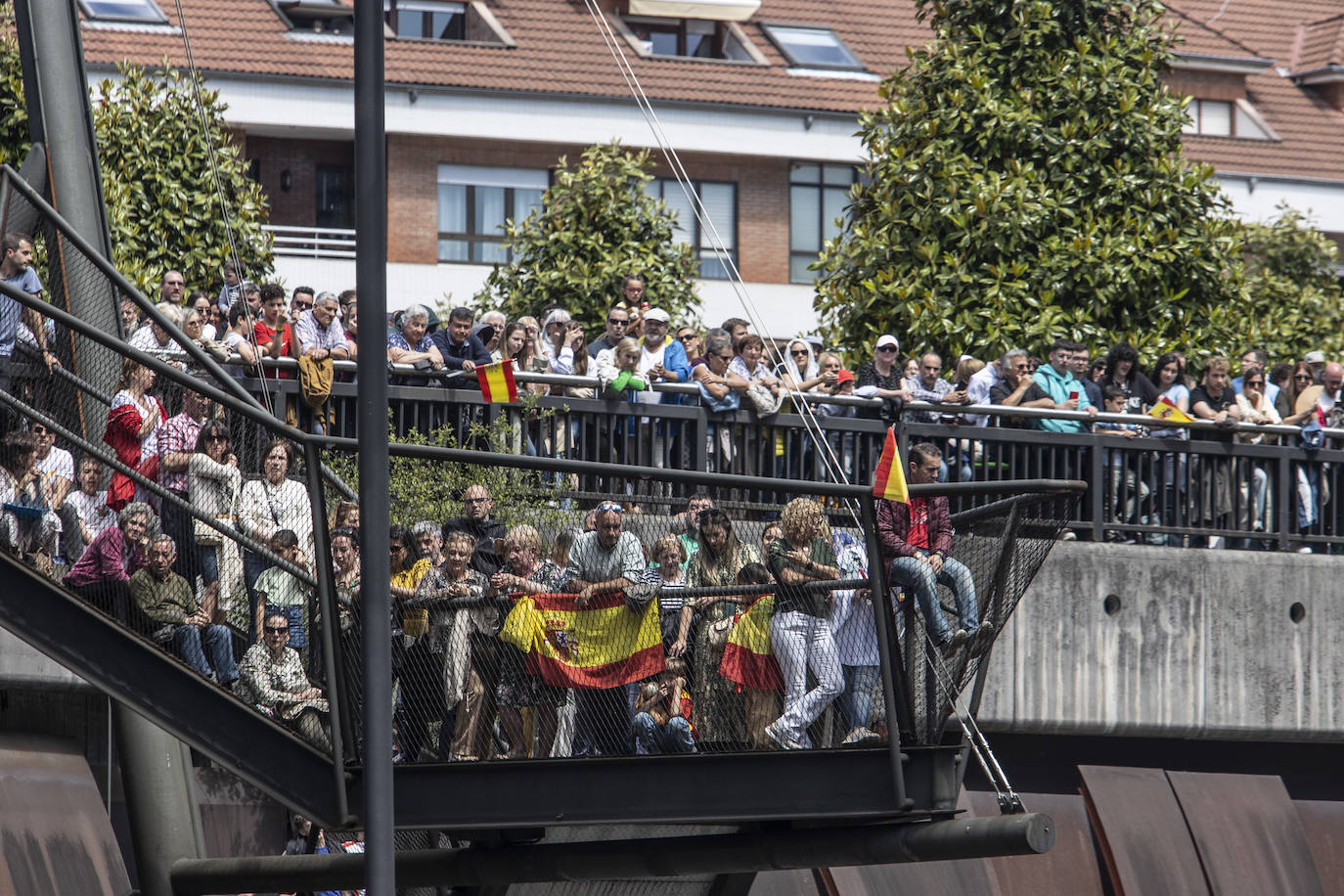 Si disfrutaste del desfile de las Fuerzas Armadas en Oviedo, búscate en nuestras fotos