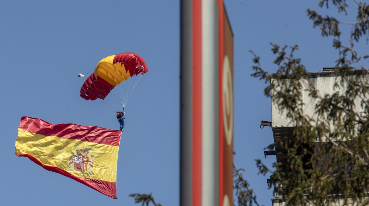 Impresionante maniobra de un paracaidista asturiano para desplegar una colosal bandera nacional