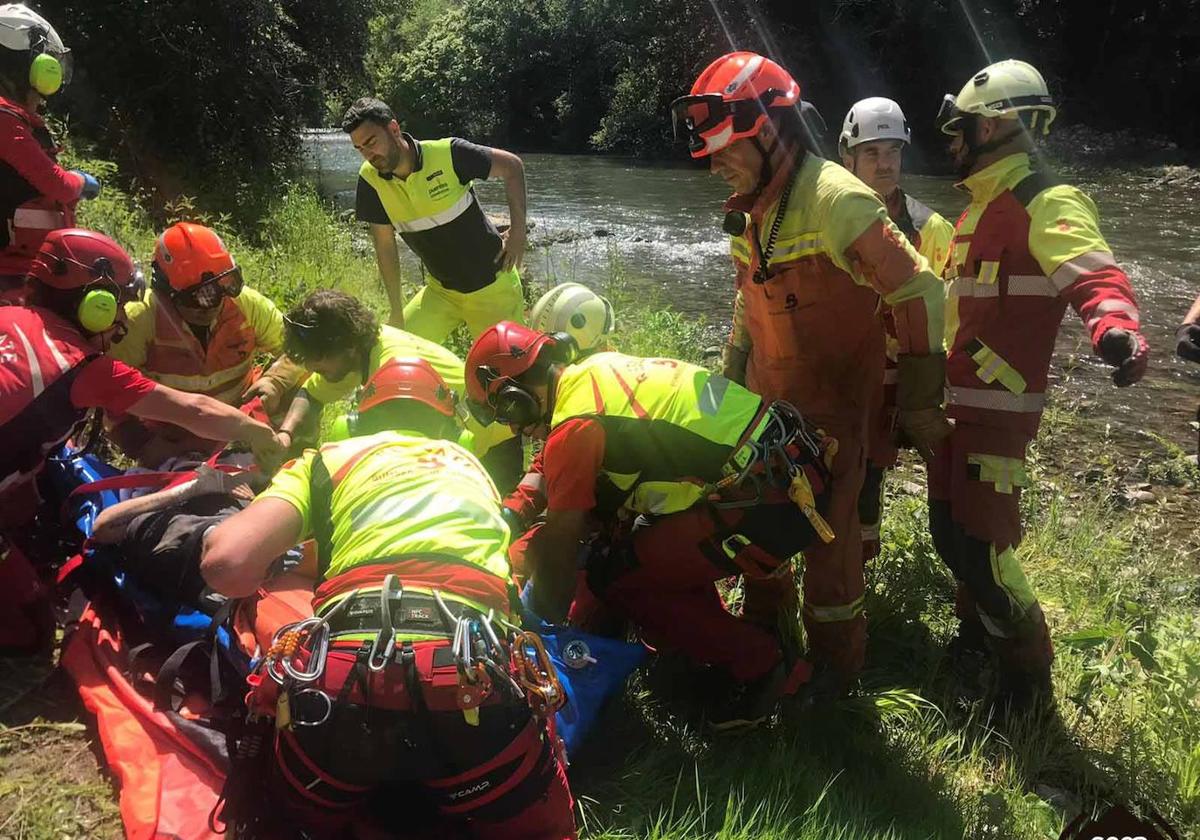 Un motorista, herido tras sufrir una salida de vía y caer por un desnivel en Peñamellera Baja