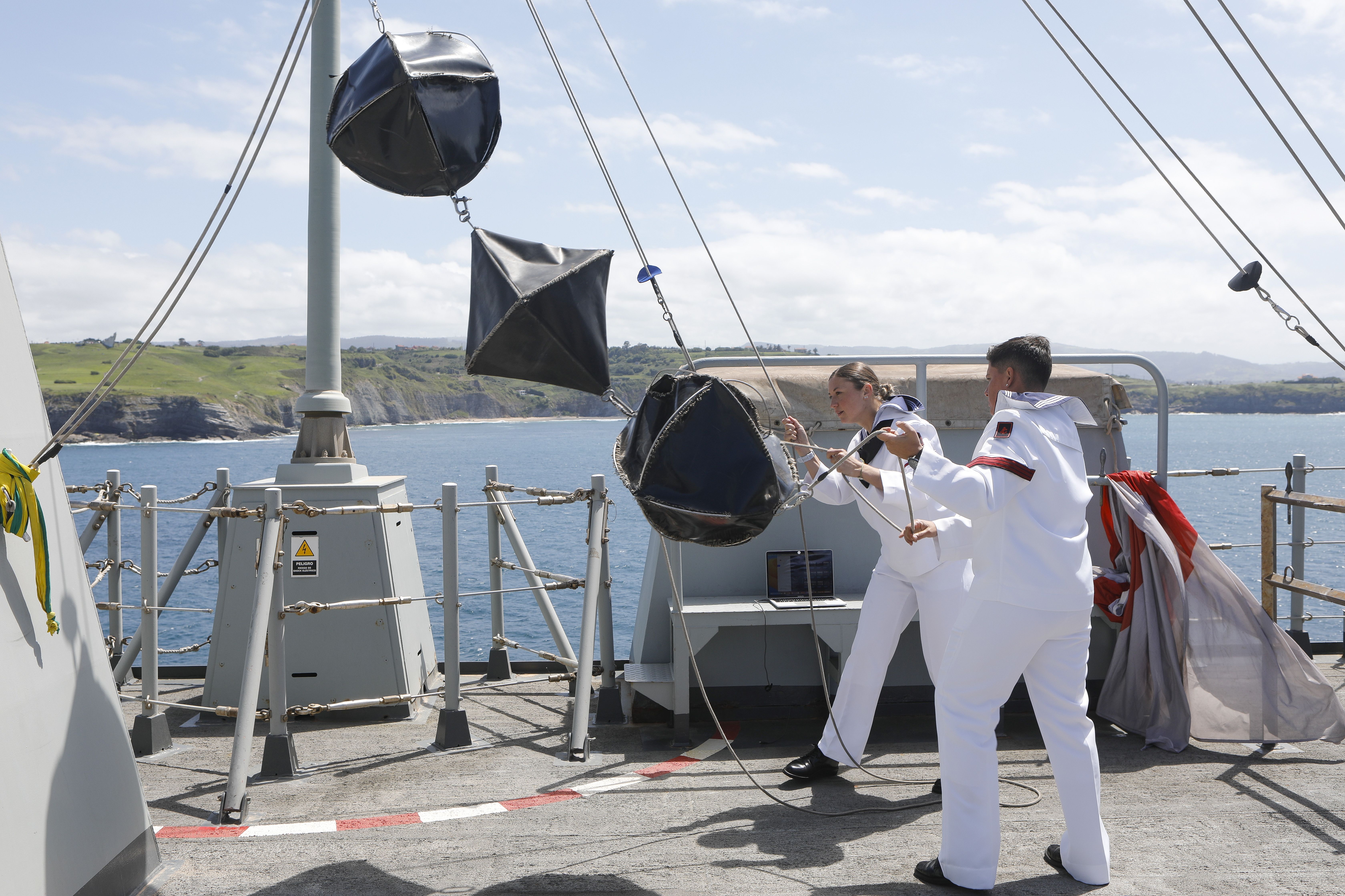 A bordo del buque insignia de la Armada durante la exhibición militar en Gijón