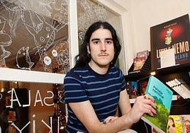 Millanes Rivas con un ejemplar de su último libro.