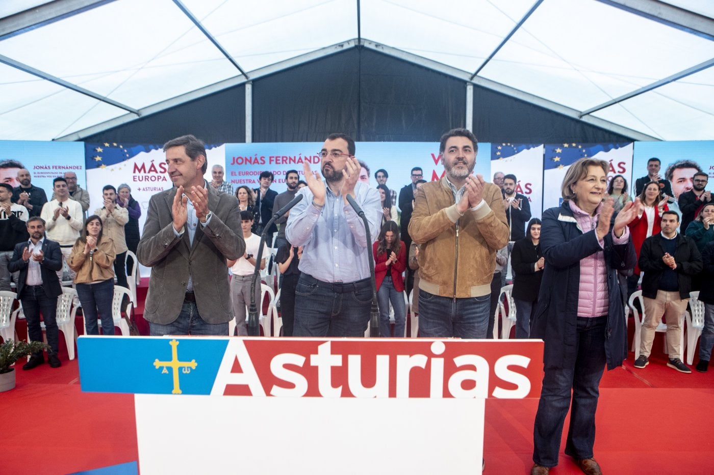 Carlos Llaneza, Adrián Barbón, Jonás Fernández y Delia Losa, antes del mitin en La Corredoria.
