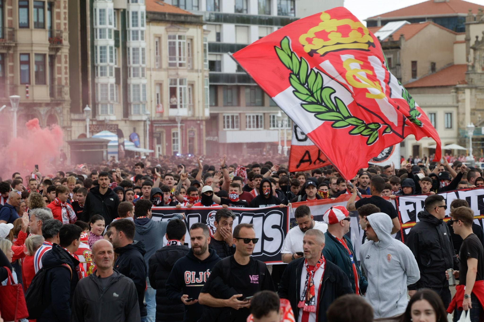 La &#039;Mareona&#039; toma Gijón