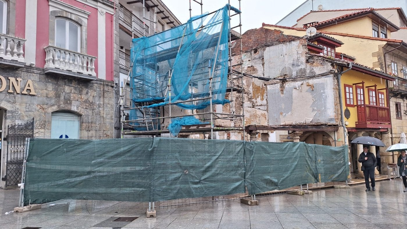 El edificio que ocupó la antigua joyería Cuétara se reconstruirá tras su demolición parcial.