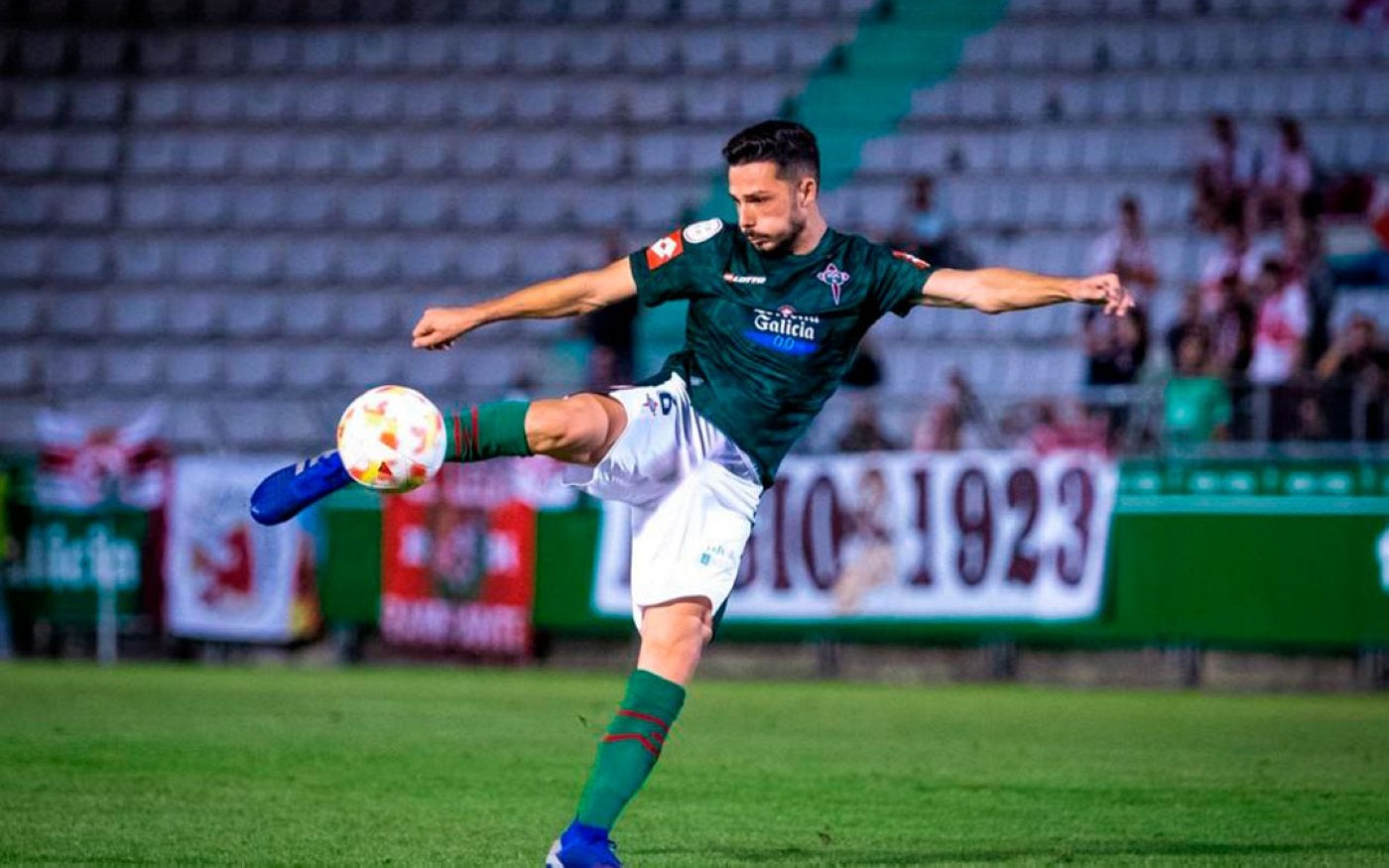 Jesús Bernal, rematando un balón durante un partido de este año con el Racing de Ferrol.