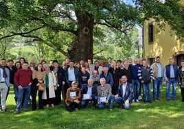 Parte de la plantilla municipal, con tres de los homenajeados y el alcalde, Iván Allende.