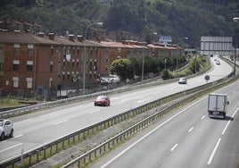 La autovía A-66 a su paso por Mieres, con las viviendas al lado de la carretera.