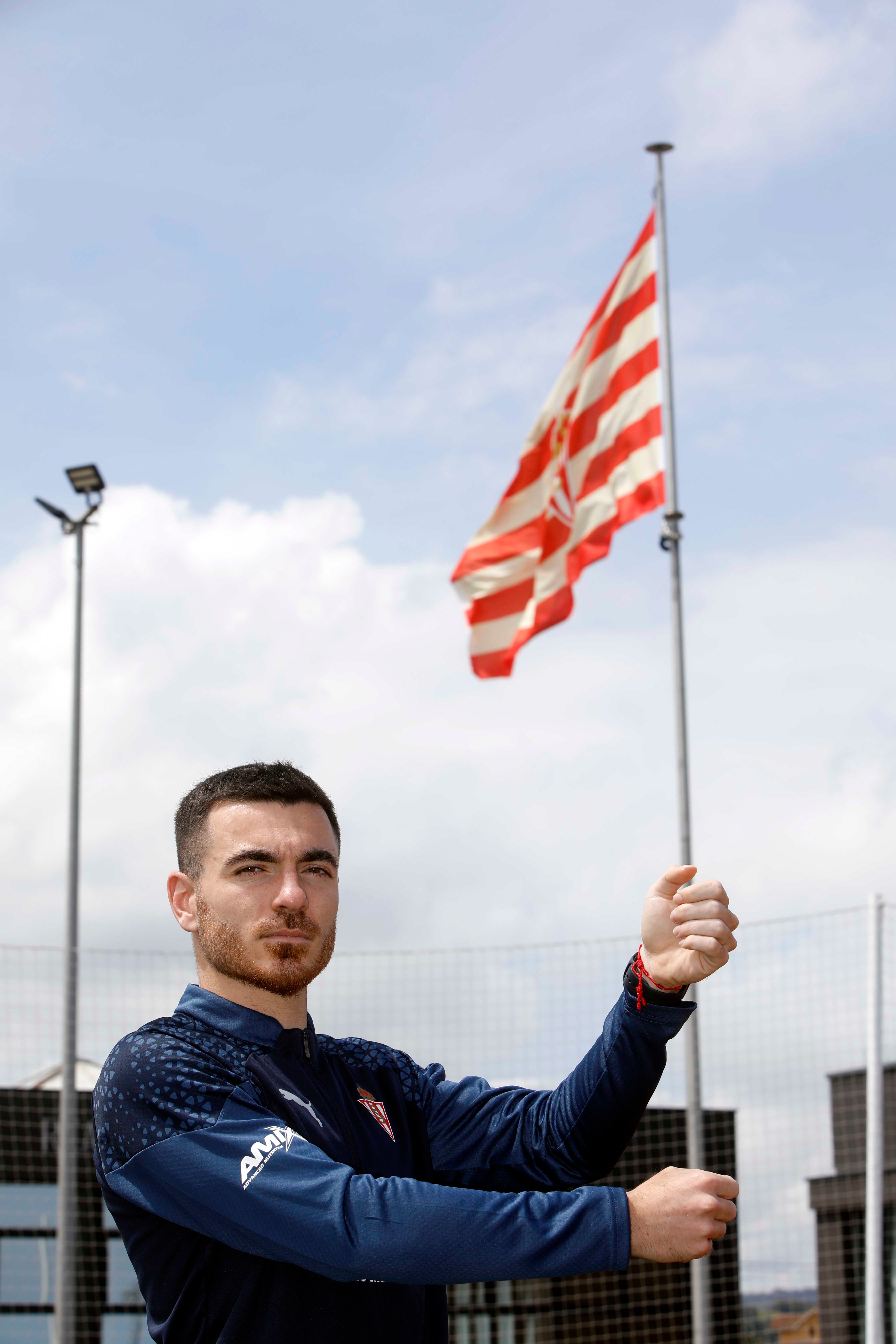 Víctor Campuzano, ayer en Mareo, posando para EL COMERCIO con la bandera del Sporting.