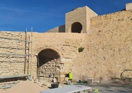 Trabajos en la barbacana del Castillo de Elda.