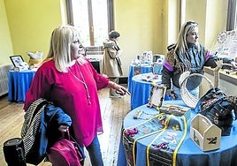 Tres mujeres durante la inauguración de la muestra.