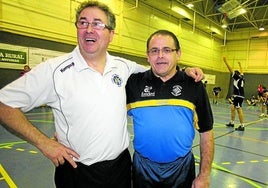 Los entrenadores José Antonio García y Juan Muñiz, poco antes del inicio del partido de Primera División de balonmano entre el Toscaf Atlética Avilesina y el Base Oviedo en La Magdalena en 2009.