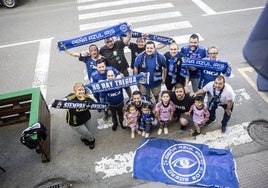 Miembros de la Peña Azul Iris, de Posada de Llanera, siempre apoyando a su equipo.