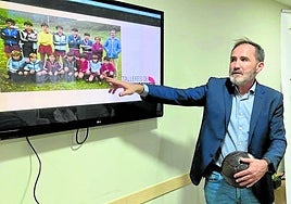 Javier Espejo, durante un taller de reminiscencia que desarrolla con la Asociación de Veteranos del Hércules.