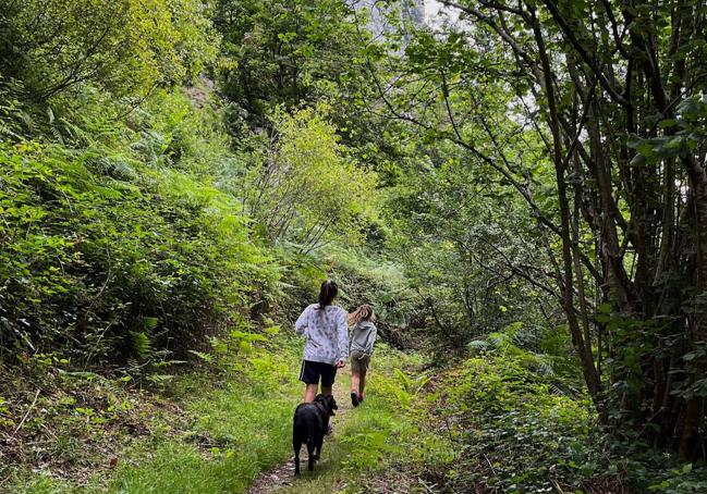 Todas las rutas que María Esther propone en su libro son aptas para hacer con niños. De hecho, ella suele llevarse a menudo de ruta a sus dos sobrinas pequeñas