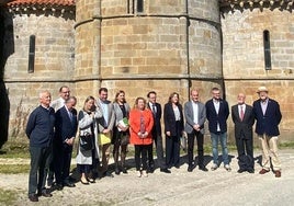 Los representantes de la Fundación Valdés-Salas, de la Fundación Banco Sabadell, del Ayuntamiento de Salas, de la Consejería de Cultura y del Arzobispado de Oviedo, con el autor principal del libro, Miguel Calleja Puerta (octavo por la izquierda) junto al ábside de la iglesia del monasterio de San Salvador de Cornellana, con la torre vieja a la izquierda.