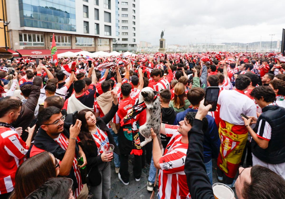 Afición del Sporting en la plaza del Marqués el pasado domingo antes del partido contra el Eibar en El Molinón.