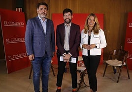 El número 7 en la lista del PSOE a las Europeas, Jonás Fernández, el moderador y periodista de EL COMERCIO, Eduardo Paneque, y la número 15 en la lista del PP, Susana Solís.