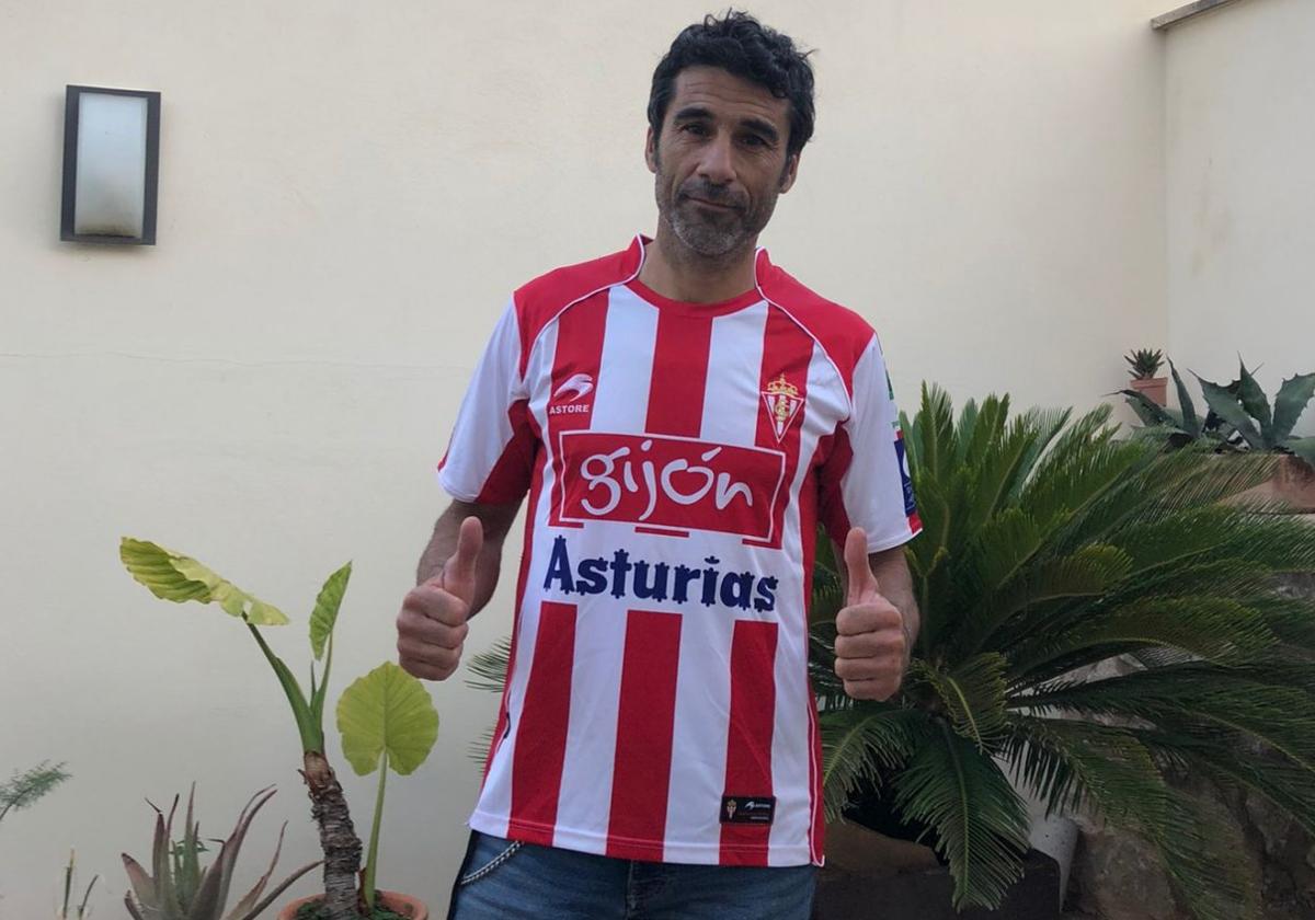 Rafel Sastre, con una de las camisetas del Sporting que vistió durante su etapa en el club rojiblanco.