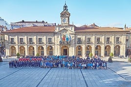 Foto de familia de los integrantes de la Atlética Avilesina realizada ayer en la plaza de España.