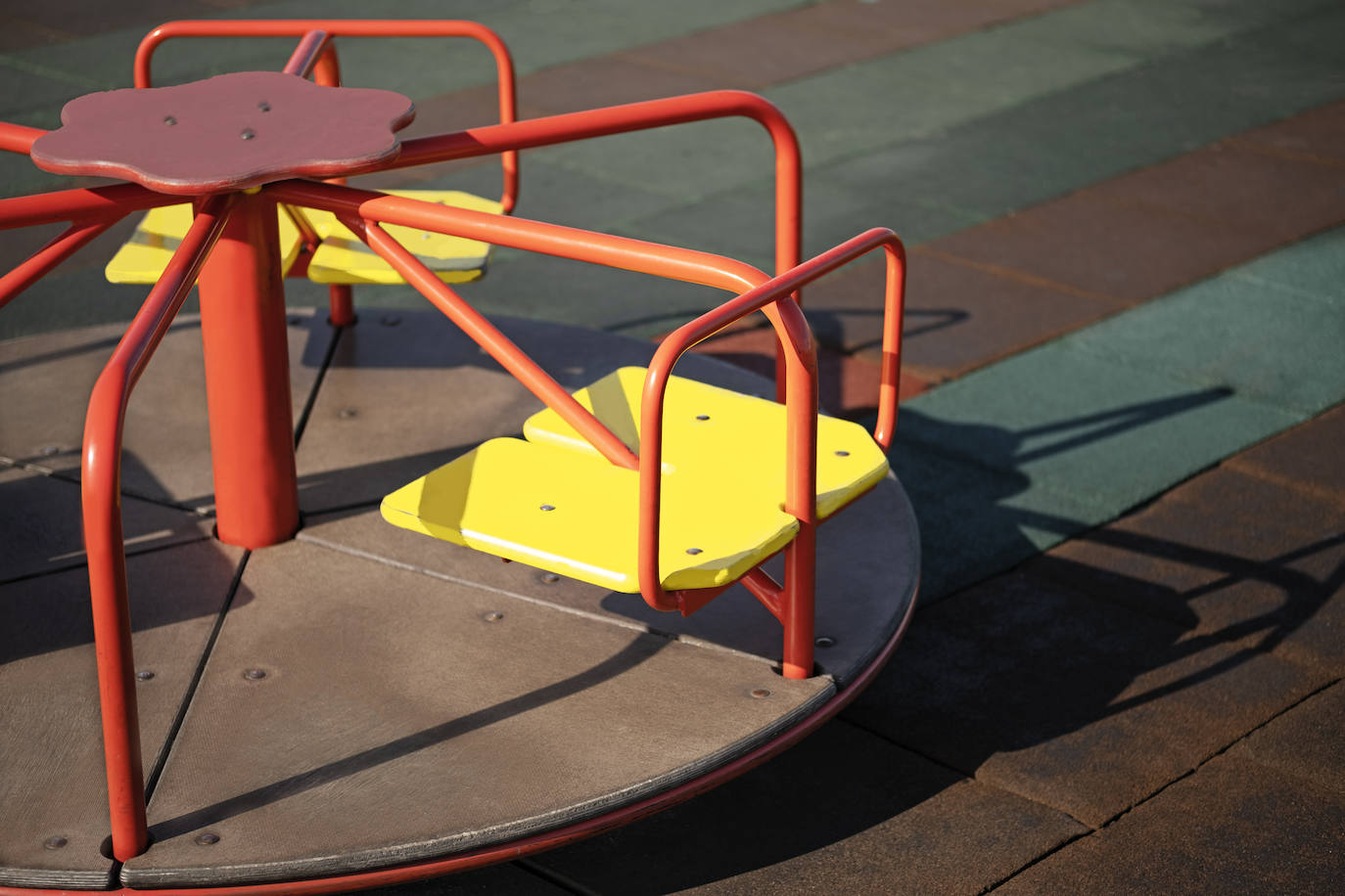 Un parque infantil con suelo de caucho.