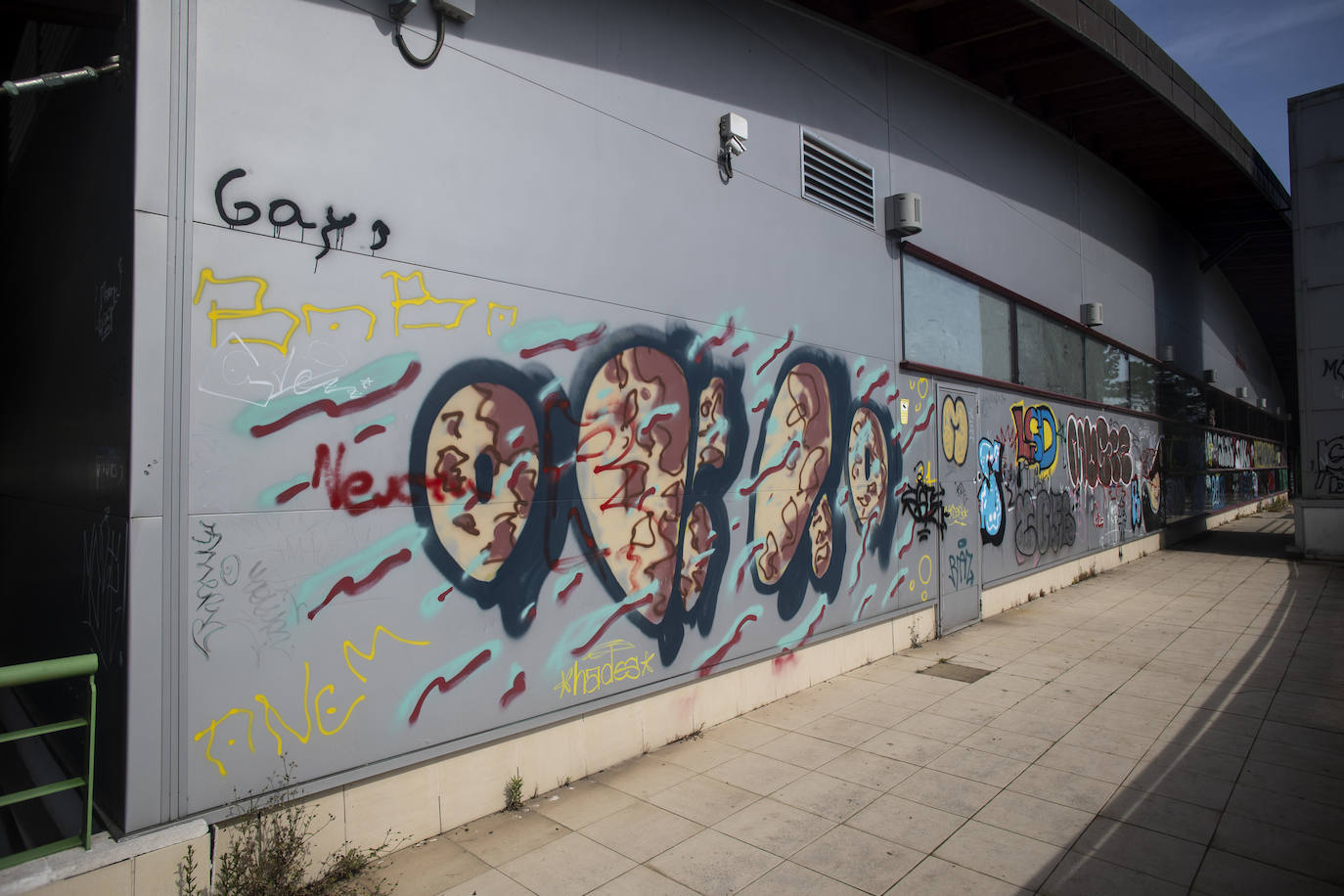 Basura, cristales y pintadas en el Palacio de los Niños en Oviedo