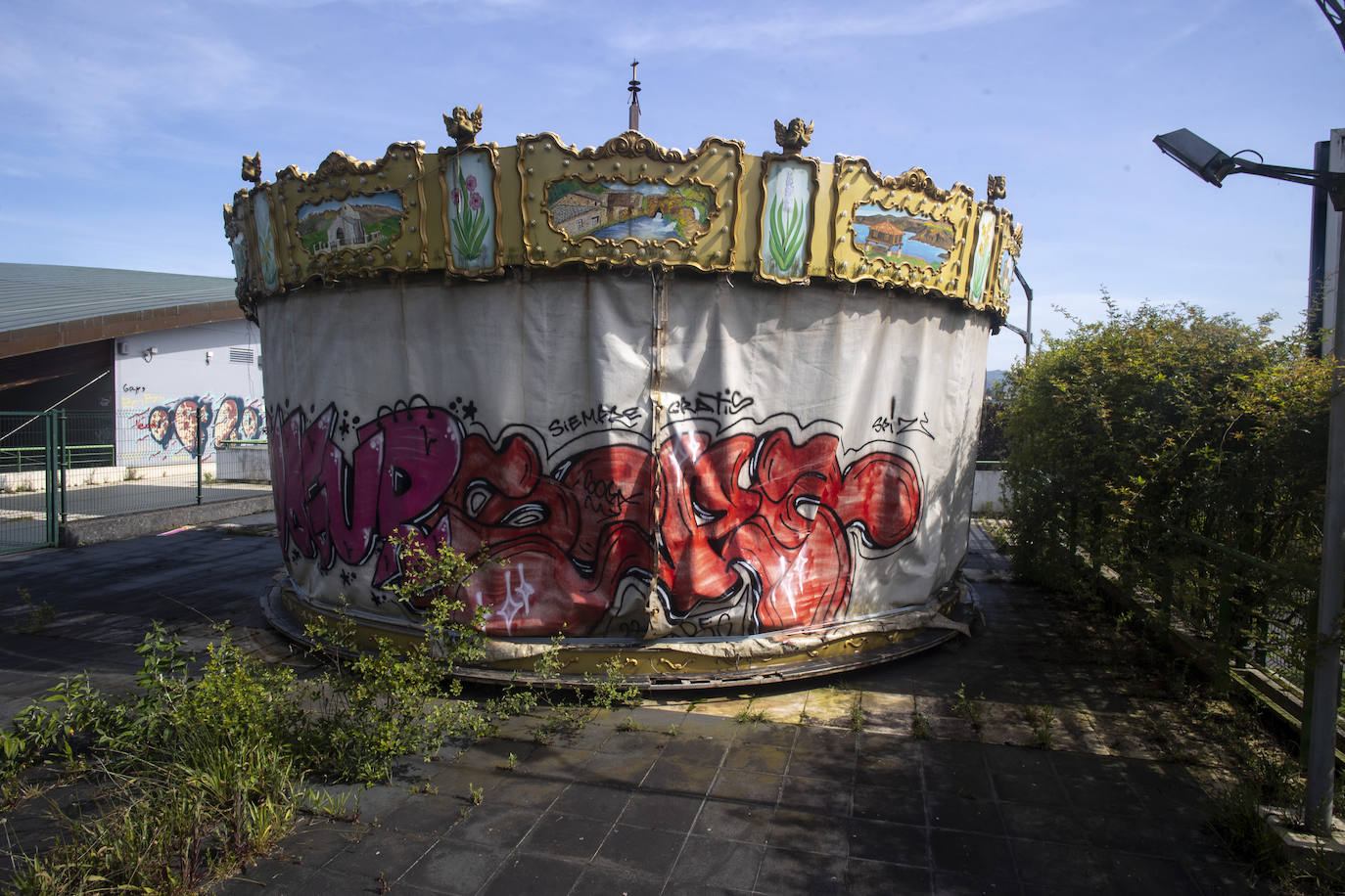 Basura, cristales y pintadas en el Palacio de los Niños en Oviedo