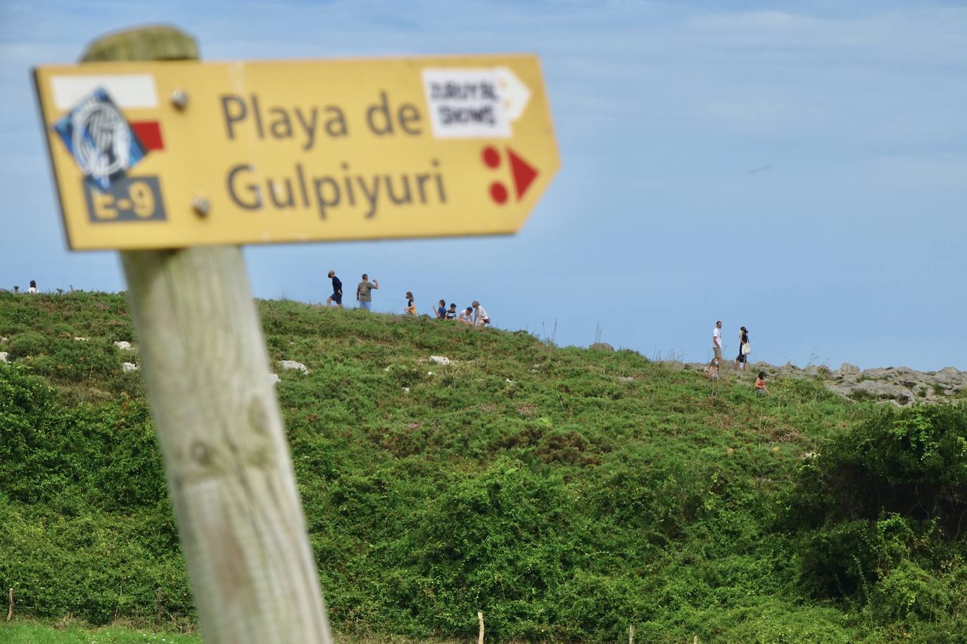 Un cartel que indica el camino hacia la playa de Gulpiyuri.