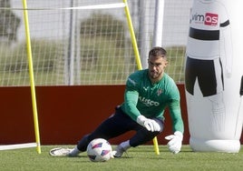 Yáñez, en el entrenamiento del Sporting esta mañana.