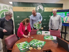 Begoña López rasca una de las etiquetas ante Víctor Ramos, Daniel Ruiz y Luis Arrontes, en el Consejo Regulador de la DOP Sidra de Asturias .