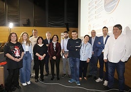 Los diez participantes, con el presidente de la Sociedad Cultural Gijonesa, Pedro Roldán, y el moderador, el redactor de EL COMERCIO Eduardo Paneque.