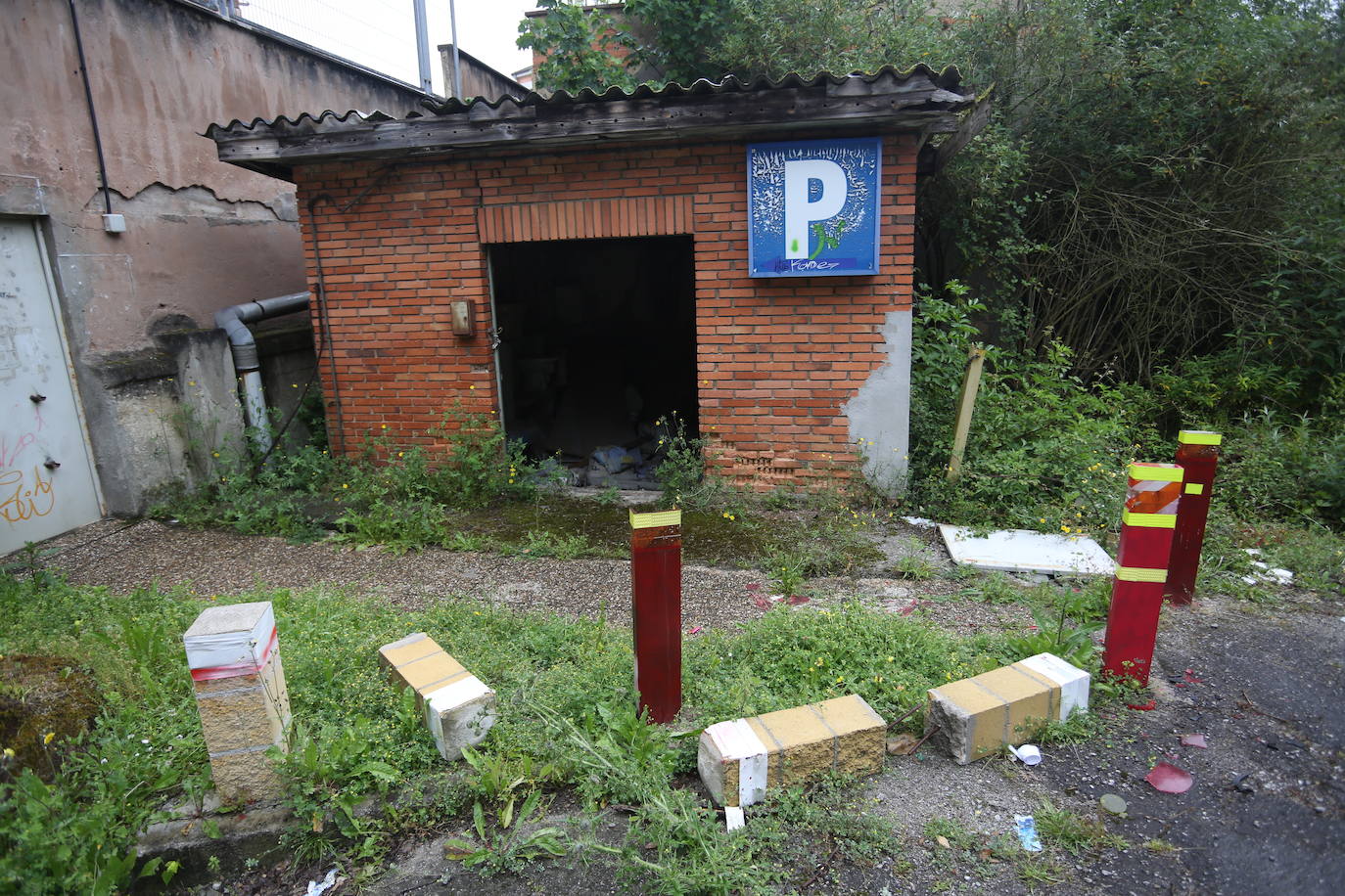 Así sigue el viejo Huca en Oviedo, deteriorándose y lleno de basura